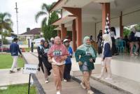Teks foto : Tes kebugaran jasmani dengan metode lari oleh para CJH Balangan. foto: MC Balangan