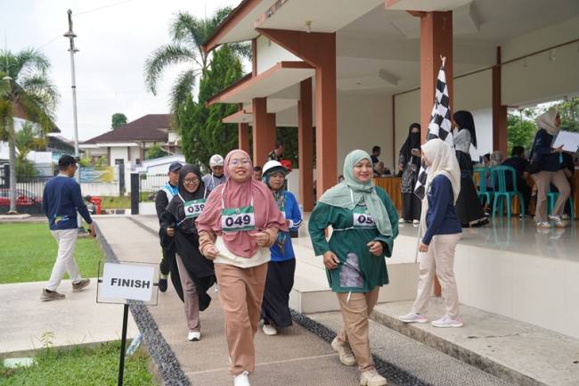 Teks foto  : Tes kebugaran jasmani dengan metode lari oleh para CJH Balangan. foto: MC Balangan