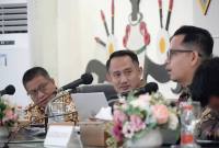 Wali Kota Palangka Raya, Fairid Naparin (tengah) di dampingi Ketua DPRD setempat Subandi (kiri) saat pelaksanaan koordinasi pemantauan dan evaluasi perbaikan mengenai Tata Kelola Pemerintah Daerah bersama KPK RI di Palangka Raya. (SI/ANTARA/Dokumentasi Pribadi)