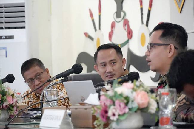 Wali Kota Palangka Raya, Fairid Naparin (tengah) di dampingi Ketua DPRD setempat Subandi (kiri) saat pelaksanaan koordinasi pemantauan dan evaluasi perbaikan mengenai Tata Kelola Pemerintah Daerah bersama KPK RI di Palangka Raya. (SI/ANTARA/Dokumentasi Pribadi)