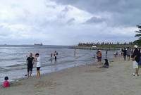 Foto Ilustrasi - Sejumlah warga saat menikmati sore di Pantai Kilang Balikpapan. (ANTARA/M Ghofar)