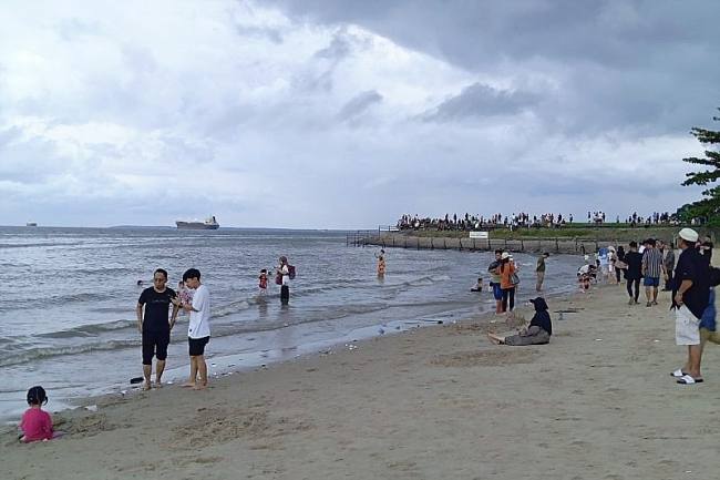 Foto Ilustrasi - Sejumlah warga saat menikmati sore di Pantai Kilang Balikpapan. (ANTARA/M Ghofar)