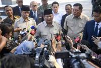 Presiden Prabowo Subianto memberikan keterangan kepada wartawan usai tiba di Bandara Halim Perdanakusuma, Jakarta, Selasa (14/10/2025). Presiden Prabowo tiba di tanah air usai mengikuti KTT Sharm El Sheikh dalam rangka menyaksikan penandatanganan perjanjian damai Gaza, Palestina di Mesir. (ANTARA FOTO/M Adimaja)