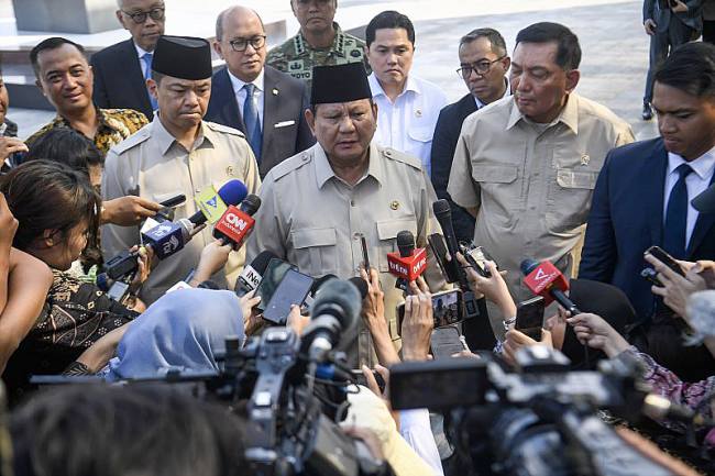 
Presiden Prabowo Subianto memberikan keterangan kepada wartawan usai tiba di Bandara Halim Perdanakusuma, Jakarta, Selasa (14/10/2025). Presiden Prabowo tiba di tanah air usai mengikuti KTT Sharm El Sheikh dalam rangka menyaksikan penandatanganan perjanjian damai Gaza, Palestina di Mesir. (ANTARA FOTO/M Adimaja)