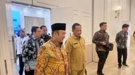 Menteri Perencanaan Pembangunan Nasional/Kepala Badan Perencanaan Pembangunan Nasional (PPN/Bappenas) Rachmat Pambudy saat berbincang dengan Menteri Dalam Negeri Tito Karnavian pasca agenda Peluncuran Dokumen Master Plan Produktivitas Nasional di Gedung Bappenas, Jakarta, Selasa (7/10/2025). (Dok M Baqir Idrus Alatas)