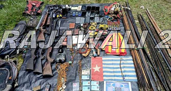 SENJATA KKB - Sejumlah senjata milik Organisasi Papua Merdeka (OPM) disita oleh prajurit TNI setelah kontak tembak di Kabupaten Intan Jaya, Rabu (15/10/2025). (Foto: Kompasd.com/Dok Satgas Media Koops Habema)
