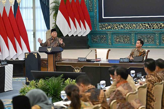 Presiden Prabowo Subianto (atas, kiri) didampingi Wapres Gibran Rakabuming Raka (atas, kanan) memimpin Sidang Kabinet Paripurna di Istana Negara, Jakarta, Senin (20/10/2025). (ANTARA FOTO/Aditya P Putra)