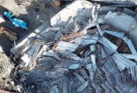 Pekerja menggunakan alat berat saat membongkar puing bangunan musala yang ambruk di Pondok Pesantren (Ponpes) Al-Khoziny di Kecamatan Buduran, Sidoarjo, Jawa Timur, Kamis (2/10/2025). Pembongkaran bangunan tersebut untuk memudahkan akses tim evakuasi ke korban yang diduga masih banyak yang belum terselamatkan. (ANTARA FOTO/Umarul Faruq)