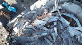 Pekerja menggunakan alat berat saat membongkar puing bangunan musala yang ambruk di Pondok Pesantren (Ponpes) Al-Khoziny di Kecamatan Buduran, Sidoarjo, Jawa Timur, Kamis (2/10/2025). Pembongkaran bangunan tersebut untuk memudahkan akses tim evakuasi ke korban yang diduga masih banyak yang belum terselamatkan. (ANTARA FOTO/Umarul Faruq)