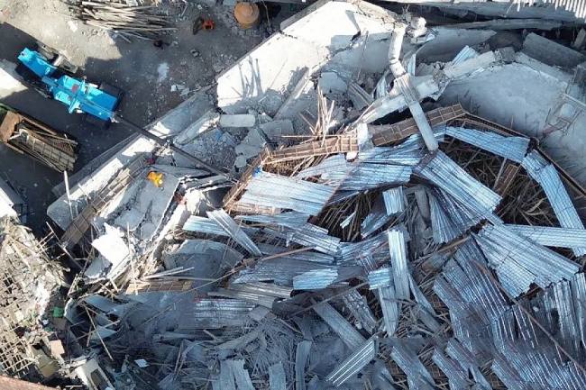 Pekerja menggunakan alat berat saat membongkar puing bangunan musala yang ambruk di Pondok Pesantren (Ponpes) Al-Khoziny di Kecamatan Buduran, Sidoarjo, Jawa Timur, Kamis (2/10/2025). Pembongkaran bangunan tersebut untuk memudahkan akses tim evakuasi ke korban yang diduga masih banyak yang belum terselamatkan. (ANTARA FOTO/Umarul Faruq)