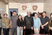 Reni Rahmawati (keempat dari kiri) WNI asal Sukabumi yang menjadi korban pengantin pesanan dan Konsul Jenderal RI di Guangzhou Ben Perkasa Drajat (kelima dari kiri) berfoto bersama di Yongchun, kota Quanzhou, provinsi Fujian pada Jumat (10/10/2025). (ANTARA/HO-KJRI Guangzhou)