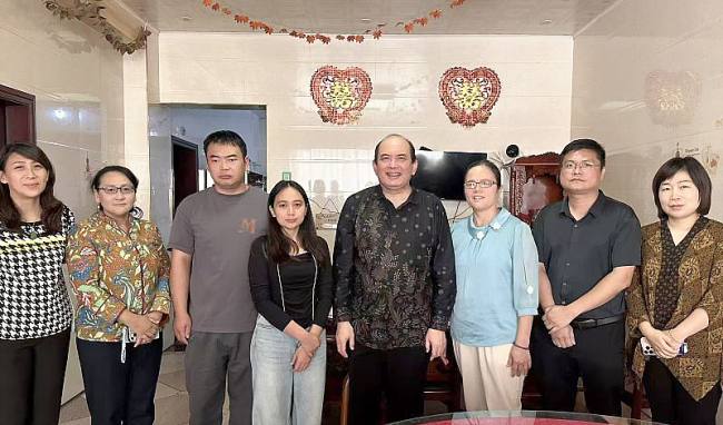 Reni Rahmawati (keempat dari kiri) WNI asal Sukabumi yang menjadi korban pengantin pesanan dan Konsul Jenderal RI di Guangzhou Ben Perkasa Drajat (kelima dari kiri) berfoto bersama di Yongchun, kota Quanzhou, provinsi Fujian pada Jumat (10/10/2025). (ANTARA/HO-KJRI Guangzhou)