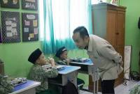 
Wakil Ketua KPAI, Jasra Putra berinteraksi dengan salah satu siswa penerima manfaat program Makan Bergizi Gratis (MBG). (SI/ANTARA/DOK-KPAI)