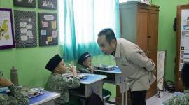 
Wakil Ketua KPAI, Jasra Putra berinteraksi dengan salah satu siswa penerima manfaat program Makan Bergizi Gratis (MBG). (SI/ANTARA/DOK-KPAI)