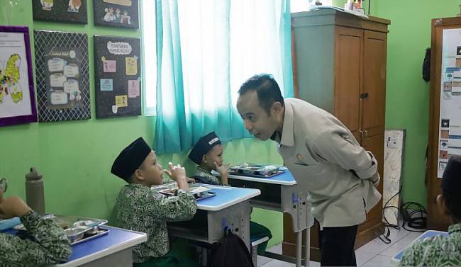 
Wakil Ketua KPAI, Jasra Putra berinteraksi dengan salah satu siswa penerima manfaat program Makan Bergizi Gratis (MBG). (SI/ANTARA/DOK-KPAI)