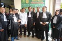 Terdakwa Suparman, (kemeja putih) bersama Tim Penasihat Hukum, usai sidang, Jum'at, ( 3/10/2025 ).. (SuarIndonesia/ZI)