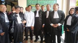 Terdakwa Suparman, (kemeja putih) bersama Tim Penasihat Hukum, usai sidang, Jum'at, ( 3/10/2025 ).. (SuarIndonesia/ZI)