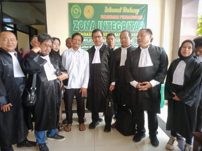 Terdakwa Suparman, (kemeja putih) bersama Tim Penasihat Hukum, usai sidang, Jum'at, ( 3/10/2025 ).. (SuarIndonesia/ZI)