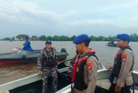 Arus sungai yang deras menjadi kendala utama pencarian terhadap korban tenggelam dalam peristiwa kelotok (perahu bermesin) ukuran besar, Jumat (3/10/2025) (SuarIndonesis/DO)