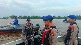 Arus sungai yang deras menjadi kendala utama pencarian terhadap korban tenggelam dalam peristiwa kelotok (perahu bermesin) ukuran besar, Jumat (3/10/2025) (SuarIndonesis/DO)