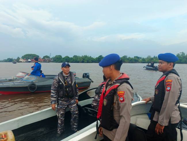 Arus sungai yang deras menjadi kendala utama pencarian terhadap korban tenggelam dalam peristiwa kelotok (perahu bermesin) ukuran besar, Jumat (3/10/2025) (SuarIndonesis/DO)