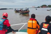 Tim SAR Gabungan akhirnya menemukan korban terakhir insiden tenggelamnya  kelotok (perahu bermesin) ukuran besar di Perairan  Barito, tepat di depan PT Australbyna, Banjarmasin, Kalimantan Selatan, Sabtu (4/10/2025) pukul 16.50 WITA (SuarIndonesia/Ist)