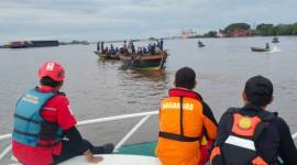 Tim SAR Gabungan akhirnya menemukan korban terakhir insiden tenggelamnya  kelotok (perahu bermesin) ukuran besar di Perairan  Barito, tepat di depan PT Australbyna, Banjarmasin, Kalimantan Selatan, Sabtu (4/10/2025) pukul 16.50 WITA (SuarIndonesia/Ist)