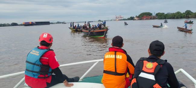Tim SAR Gabungan akhirnya menemukan korban terakhir insiden tenggelamnya  kelotok (perahu bermesin) ukuran besar di Perairan  Barito, tepat di depan PT Australbyna, Banjarmasin, Kalimantan Selatan, Sabtu (4/10/2025) pukul 16.50 WITA (SuarIndonesia/Ist)