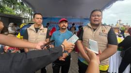 Kepala Dinas Pertanian dan Ketahanan Pangan Kalsel, Syamsir Rahman (tengah) bersama Dir Reskrimsus) Polda Kalsel Kombes Pol M Gafur Aditya Siregar (kanan) serta  Wadir Ditreskrimsus AKBP Rixa Mutaqin (kiri). (Suanndonesia/ZI)