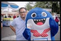 Kasubdit 1 Indagsi Ditreskrimsus AKBP Zaenal Arifien, dimana  Polda Kalsel  bagikan stiker 500 lembar tentang iimbauan kejahatan Dunia Maya di lokasi Gerakan Pasar Murah  di kawasan car free day, halaman Masjid Raya Sabilal Muhtadin, (5/10/2025)