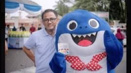 Kasubdit 1 Indagsi Ditreskrimsus AKBP Zaenal Arifien, dimana  Polda Kalsel  bagikan stiker 500 lembar tentang iimbauan kejahatan Dunia Maya di lokasi Gerakan Pasar Murah  di kawasan car free day, halaman Masjid Raya Sabilal Muhtadin, (5/10/2025)