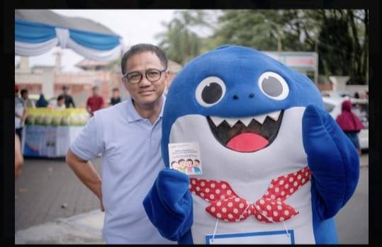 Kasubdit 1 Indagsi Ditreskrimsus AKBP Zaenal Arifien, dimana  Polda Kalsel  bagikan stiker 500 lembar tentang iimbauan kejahatan Dunia Maya di lokasi Gerakan Pasar Murah  di kawasan car free day, halaman Masjid Raya Sabilal Muhtadin, (5/10/2025)