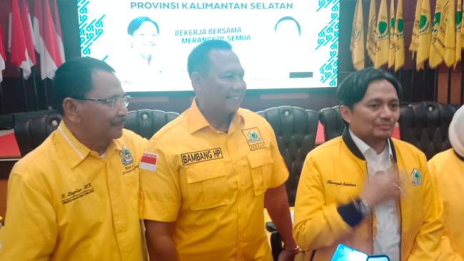 Ketua DPD Golkar Klasel Hasnuryadi Sulaiman (kanan),  Sekretaris Bambang Heri Purnama (tengah) dan Ketua Harian Supian HK (kiri) (SuarIndonesia/ HM)