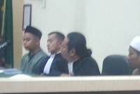 Dua terdakwa (mengenakan peci hitam dan putih) bersama tim pemasihat hukumnya di Pengadilan Tipikor Banjarmasin, Kamis (9/10/2025) (SuarIndonesai/ZI)