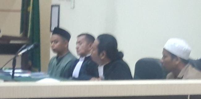 Dua terdakwa (mengenakan peci hitam dan putih) bersama tim pemasihat hukumnya di Pengadilan Tipikor Banjarmasin, Kamis (9/10/2025) (SuarIndonesai/ZI)