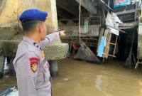 Anggota Satpolairud Polreta Banjarmasin, tunjukan lokasi kejadian yang ada di Sungai Martapura, Sabtu (11/10/2025). )SuarIndonesia/YI) 