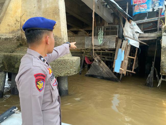 Anggota Satpolairud Polreta Banjarmasin, tunjukan lokasi kejadian yang ada di Sungai Martapura, Sabtu (11/10/2025). )SuarIndonesia/YI) 