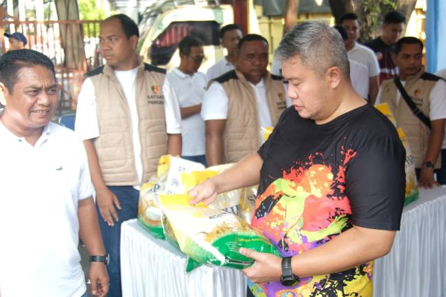 Direktur Reskrimsus Polda Kalsel, Kombes Pol M. Gafur Aditya H. Siregar, cek beras SPHP Minggu (12/10/2025). (SuarIndonesia)