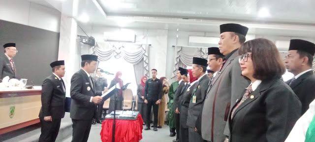 16 pejabat struktural dan fungsional di lingkungan Pemkab Balangan resmi dilantik dan diambil sumpah jabatannya oleh Bupati Balangan, H. Abdul Hadi, Selasa (14/10/2025). (SuarIndonesia/Adv)