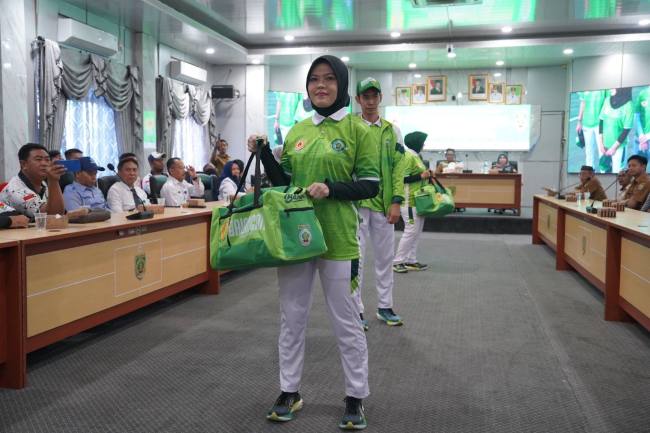 atribut kontingen Pekan Olahraga Provinsi (Porprov) Kalimantan Selatan ke-12., berlangsung di Aula Benteng Tundakan, Kantor Bupati Balangan, Paringin Selatan, Senin (13/10/2025) (SuarIndonesi/Adv)