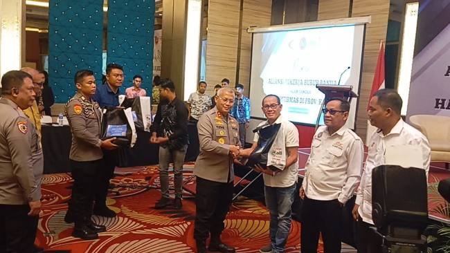 Silaturahmi dan Seminar/Diskusi bertajuk “Harkamtibmas Ketenagakerjaan dalam Menciptakan Iklim Usaha yang Produktif dan Berkeadilan”, berlangsung di Banjarmasin. Selasa (14/10/2025). (SuarIndonsia/Ist)