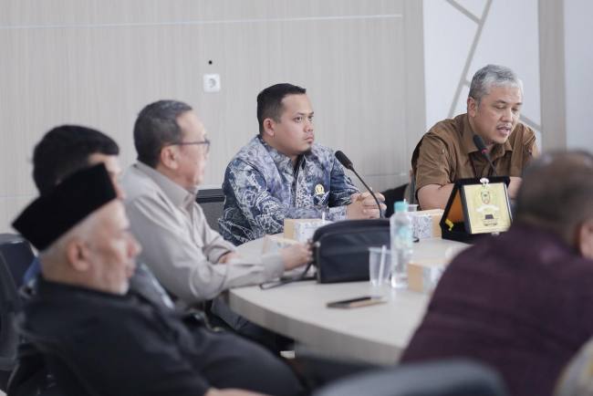 Panitia Khusus (Pansus) II DPRD Provinsi Kalsel meluncurkan studi komparasi ke Dinas Perindustrian dan Perdagangan Provinsi Jawa Barat, Selasa (14/10/2025). (SuarIndonesia/Ist)
