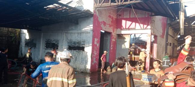 Gudang Bright Gas milik PT Goautama Sinarbatuah Agen LPG Non Subsidi  berada di Jalan RK Ilir Banjarmasin Selatan, yang terbakar, Rabu (15/10/2025)  (SuarIndonesia/DO)dinihari, sekitar pukul 03.20 WITA.