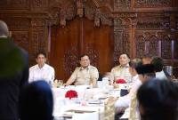 Presiden RI Prabowo Subianto memimpin rapat terbatas dengan sejumlah menteri Kabinet Merah Putih di Kediaman Kertanegara, Jakarta, Kamis (16/10/2025). (ANTARA/HO-Tim Media Presiden Prabowo Subianto)
