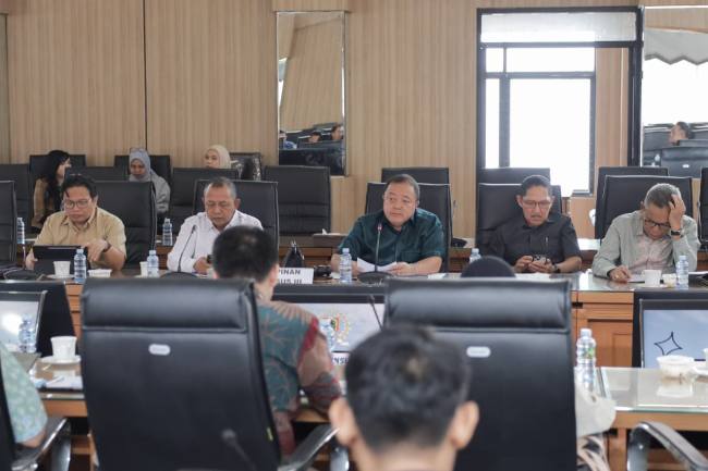 Rapat lanjutan yang digelar di Gedung B DPRD Kalsel Jum'at (17/10/2025) (SuarIndonesia/Ist)