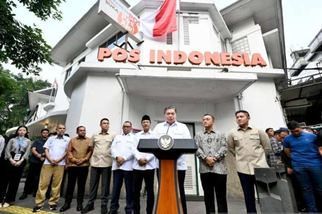 Menteri Koordinator Bidang Perekonomian Airlangga Hartarto mengumumkan stimulus ekonomi di Kantor Pos Indonesia, Menteng, Jakarta, Jumat (17/10/2025). (ANTARA/HO-Biro Pers Sekretariat Presiden)