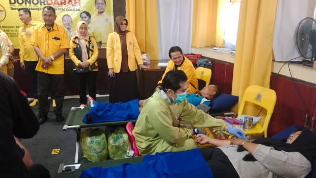 Aksi donor darah yang dipusatkan di Kantor DPD Golkar di Banjarmasin, Minggu (19/10/2025). (SuarIndonesia/HM)