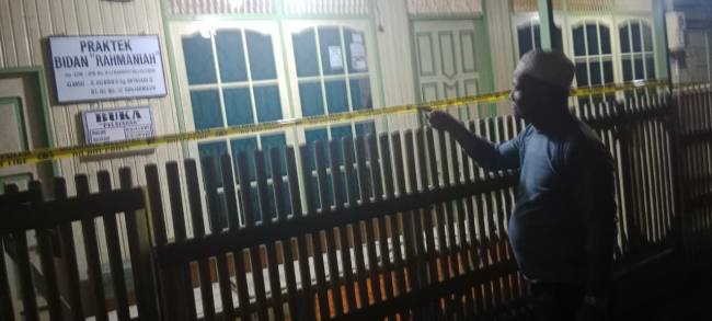 rumah korban  di Jalan Kelayan A Gang Amtasari 2 RT 06 Banjarmasin Selatan, yang terjadi penganiyaaan, Senin (20/10/2025) malam, sekitar pukul 20.00 WITA. (SuarIndonesia/DO)