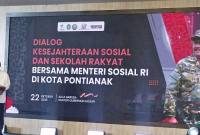 Menteri Sosial, Saifullah Yusuf atau Gus Ipul memberikan pengarahan kepada Pemda dan penerima manfaat di Kalbar, Rabu (22/10/2025). (ANTARA/Rendra Oxtora)