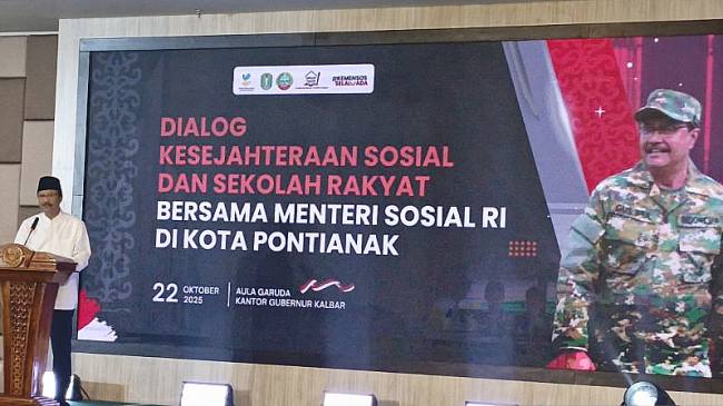 Menteri Sosial, Saifullah Yusuf atau Gus Ipul memberikan pengarahan kepada Pemda dan penerima manfaat di Kalbar, Rabu (22/10/2025). (ANTARA/Rendra Oxtora)

